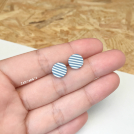 Ronde oud blauw/wit gestreepte oorknopjes, handgemaakt van klei (met rvs oorstekers)