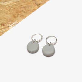 Minimalistische hoop oorbellen met grijs rond bedeltje, handgemaakt van klei (creolen van sterling zilver)