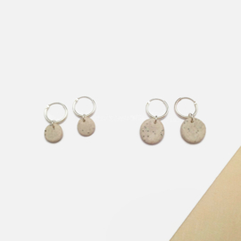 Minimalistische hoop oorbellen met steen beige rond bedeltje, handgemaakt van klei (creolen van sterling zilver)