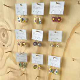 Rvs oorringen met hanger van klei | prachtig paars bloemetje met mintgroen hart | collectie ZOMER voor zomertype