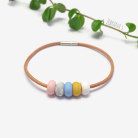 Leren armband met kleurrijke kralen in bloesem roze, grijs/wit terrazzo, blauw, okergeel en wit, handgemaakt van klei