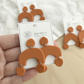 Organische statement oorbellen, terracotta/oranje, handgemaakt van klei (met rvs oorstekers)