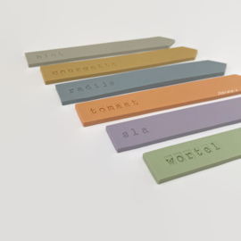 Set van zes duurzame plantenlabels voor in de moestuin: biet, courgette, radijs, tomaat, sla en wortel, handgemaakt van klei