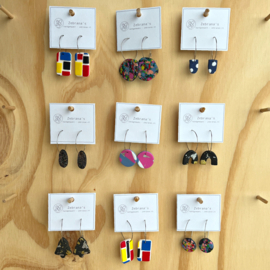 Rvs oorringen met glitterende hanger van klei | zwart met veel glitters | collectie WINTER voor wintertype