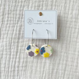 Rvs oorringen met ronde hanger van klei | bloemen in blauw, geel, paars en mintgroen | collectie ZOMER voor zomertype