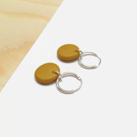 Minimalistische hoop oorbellen met okergeel rond bedeltje, handgemaakt van klei (creolen van sterling zilver)