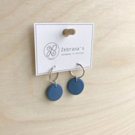 Minimalistische hoop oorbellen met oud blauw rond bedeltje, handgemaakt van klei (creolen van sterling zilver)