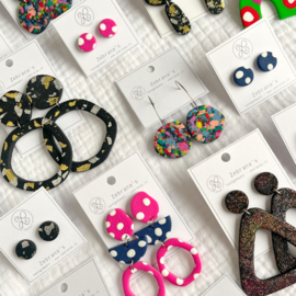Vrolijke confetti oorknopjes | kerstboompje of driehoek | kerst oorbellen | handgemaakt van klei | collectie WINTER voor wintertype | rvs oorstekers