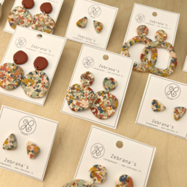 Organisch ronde statement oorbellen vol vrolijke vintage kleuren, handgemaakt van klei (met rvs oorstekers)