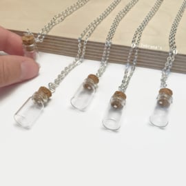 Ketting met KLEIN leeg glazen flesje met kurk, handgemaakt tot ketting, goed te personaliseren