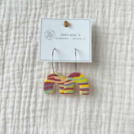 Rvs oorringen met hanger van klei | regenboogjes met kleurrijke strepen | collectie ZOMER voor zomertype