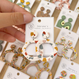 Kleurrijke terrazzo ringen statement oorbellen, handgemaakt van klei (met rvs oorstekers)