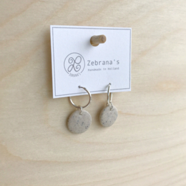 Minimalistische hoop oorbellen met steen beige rond bedeltje, handgemaakt van klei (creolen van sterling zilver)