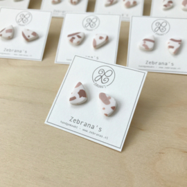 Kleine oud roze terrazzo oorknopjes in organische vorm, handgemaakt van klei (met rvs oorstekers)