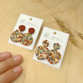 Organisch ronde statement oorbellen vol vrolijke vintage kleuren, handgemaakt van klei (met rvs oorstekers)