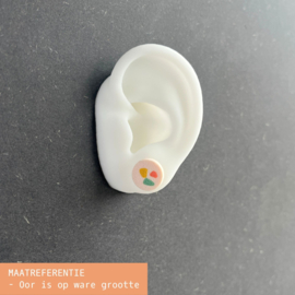 Ronde mintgroene oorknopjes met witte en paarse stippen | handgemaakt van klei | collectie ZOMER voor zomertype | rvs oorstekers
