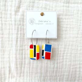 Rvs oorringen met hanger van klei | Piet Mondriaan met primaire kleuren | collectie WINTER voor wintertype