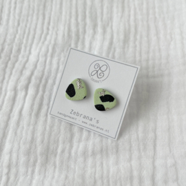 Mintgroene oorknopjes met zwart en bladzilver | handgemaakt van klei | collectie ZOMER voor zomertype | rvs oorstekers