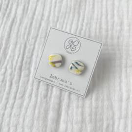 Gemarmerde witte oorknopjes | handgemaakt van klei | collectie ZOMER voor zomertype | rvs oorstekers
