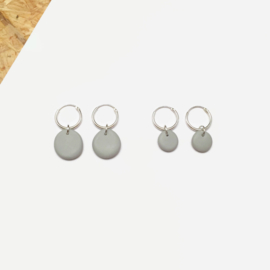 Minimalistische hoop oorbellen met grijs rond bedeltje, handgemaakt van klei (creolen van sterling zilver)