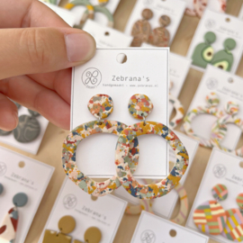 Organisch ronde ringen statement oorbellen vol vrolijke vintage kleuren, handgemaakt van klei (met rvs oorstekers)