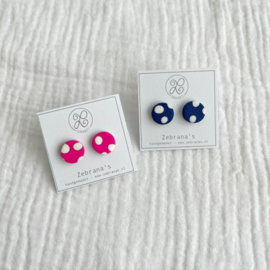 Ronde polkadot oorknopjes | roze of navy blauw | met witte stippen | handgemaakt van klei | collectie WINTER voor wintertype | rvs oorstekers
