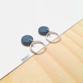 Minimalistische hoop oorbellen met oud blauw rond bedeltje, handgemaakt van klei (creolen van sterling zilver)