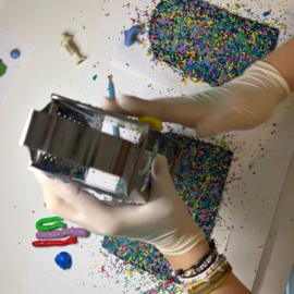 Vrolijke confetti oorknopjes | kerstboompje of driehoek | kerst oorbellen | handgemaakt van klei | collectie WINTER voor wintertype | rvs oorstekers