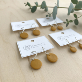 Minimalistische hoop oorbellen met okergeel rond bedeltje, handgemaakt van klei (creolen van sterling zilver)