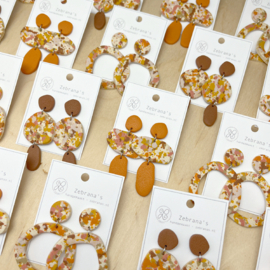 Klei oorbellen met confetti in herfstkleuren | Handgemaakte statement oorbellen van klei (met rvs oorstekers)