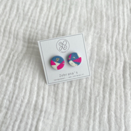 Grote ronde oorknopjes | blauw, roze en bladzilver | handgemaakt van klei | collectie WINTER voor wintertype | rvs oorstekers