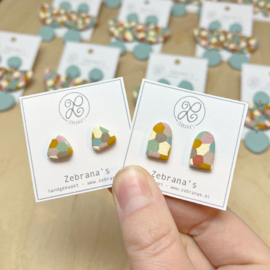 Zomerse klei oorknopjes in vrolijke kleuren met stippen, driehoekje of lang boogje, handgemaakt van klei (met rvs oorstekers)
