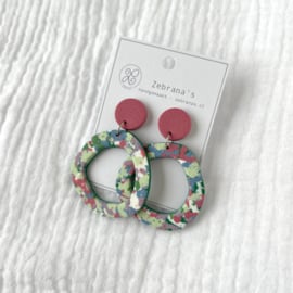 Organische ringen statement oorbellen | met vrolijk confettipatroon | collectie ZOMER voor zomertype | rvs oorstekers