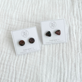 Zwarte oorknopjes vol glitters! | rondje of driehoekje | handgemaakt van klei | collectie WINTER voor wintertype | rvs oorstekers