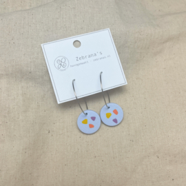 Rvs oorringen met ronde terrazzo bedel van klei | VIOOLTJE blauw | klei oorbellen | voorjaarscollectie 2024