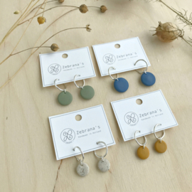 Minimalistische hoop oorbellen met oud blauw rond bedeltje, handgemaakt van klei (creolen van sterling zilver)