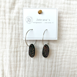 Rvs oorringen met glitterende hanger van klei | zwart met veel glitters | collectie WINTER voor wintertype