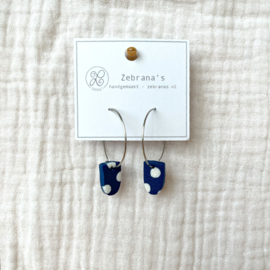 Rvs oorringen met kleine hanger van klei | navy blauw met witte stippen | collectie WINTER voor wintertype