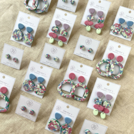Lange statement oorbellen met organische vormpjes | paars, roze en mintgroen | collectie ZOMER voor zomertype | rvs oorstekers
