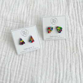 Vrolijke confetti oorknopjes | kerstboompje of driehoek | kerst oorbellen | handgemaakt van klei | collectie WINTER voor wintertype | rvs oorstekers
