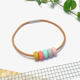 Leren armband met kralen in okergeel, koraalroze, mint, grijs en bloesem roze, handgemaakt van klei