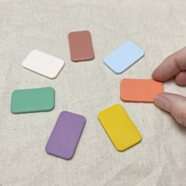 Rvs oorringen met organisch ronde bedel van klei | confetti patroon LAVENDEL paars | klei oorbellen | voorjaarscollectie 2024