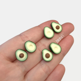 B-KEUZE avocado oorknopjes, handgemaakt van klei (met rvs oorstekers)