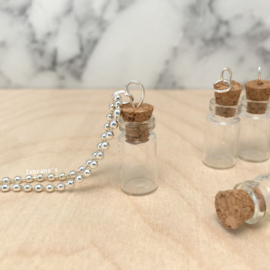 Ketting met KLEIN leeg glazen flesje met kurk, handgemaakt tot ketting, goed te personaliseren