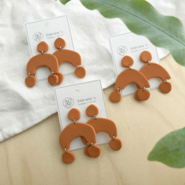 Organische statement oorbellen, terracotta/oranje, handgemaakt van klei (met rvs oorstekers)