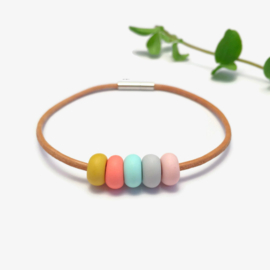 Leren armband met kralen in okergeel, koraalroze, mint, grijs en bloesem roze, handgemaakt van klei