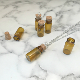 Ketting met klein leeg amberkleurig glazen flesje met kurk, handgemaakt tot ketting, goed te personaliseren