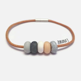 Leren armband met kralen in perzik, grijs, steengrijs en wit, handgemaakt van klei