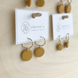 Minimalistische hoop oorbellen met okergeel rond bedeltje, handgemaakt van klei (creolen van sterling zilver)