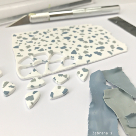 Kleine oud blauwe terrazzo oorknopjes in organische vorm, handgemaakt van klei (met rvs oorstekers)